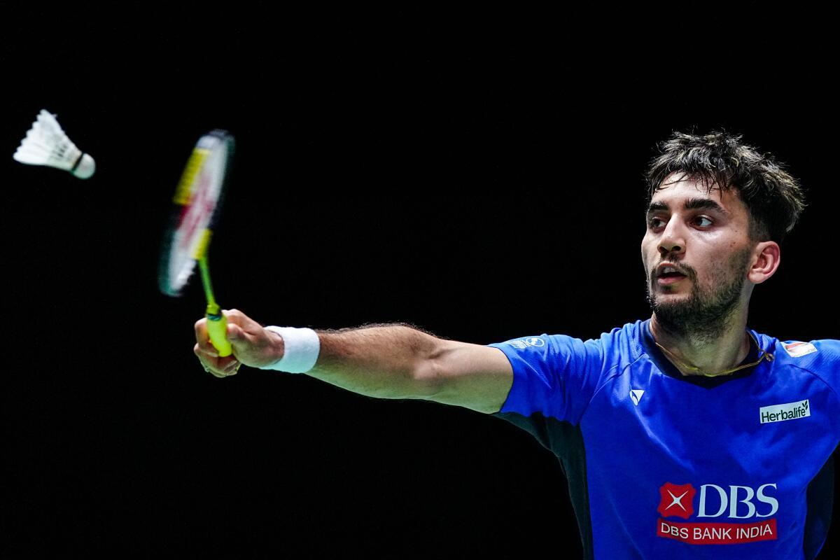 Lakshya Sen của Ấn Độ trở lại với Kodai Naraoka của Nhật Bản trong trận đấu đơn nam của họ trong giải đấu cầu lông mở của Nhật Bản. Lakshya Sen của Ấn Độ trở lại với Kodai Naraoka của Nhật Bản trong trận đấu đơn nam của họ trong giải đấu cầu lông mở của Nhật Bản.